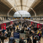 Collisione treni a Bedford: morto macchinista, decine feriti